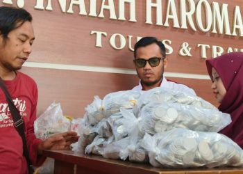 Kisah Pasutri Pedagang Makanan Ringan Bayar Umrah Pakai Uang Koin