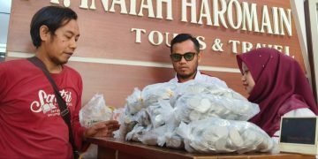 Kisah Pasutri Pedagang Makanan Ringan Bayar Umrah Pakai Uang Koin