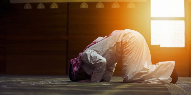 Cara Salat Qashar Lengkap dengan Niat dan Syaratnya