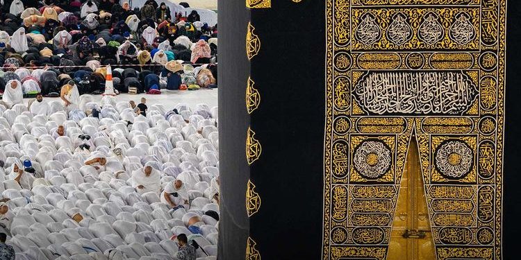 Kasus Covid-19 Melonjak, Arab Saudi Himbau Jemaah Gunakan Masker di Dua Masjid Suci