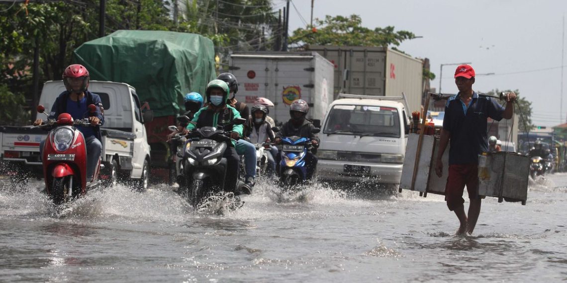 Terkena Percikan Cipratan Air Hujan di Jalanan, Apakah Najis?
