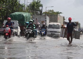 Terkena Percikan Cipratan Air Hujan di Jalanan, Apakah Najis?