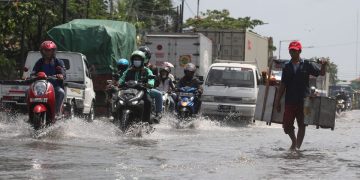 Terkena Percikan Cipratan Air Hujan di Jalanan, Apakah Najis?