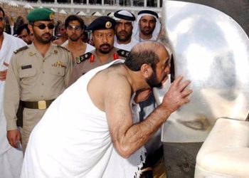 Keutamaan dan Hikmah Mencium Hajar Aswad bagi Manusia
