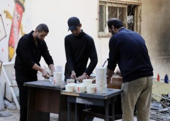 Sukarelawan Siapkan Makanan Gratis untuk Warga Gaza Selama Ramadhan