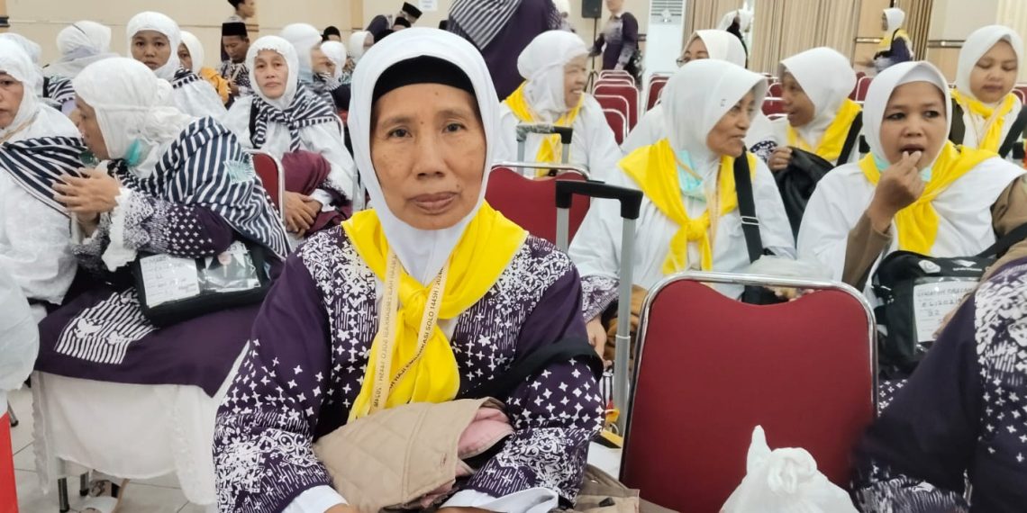 Ketegaran Hati Runiti Tetap Berangkat ke Tanah Suci Meski Ditinggal Wafat Suami di Embarkasi