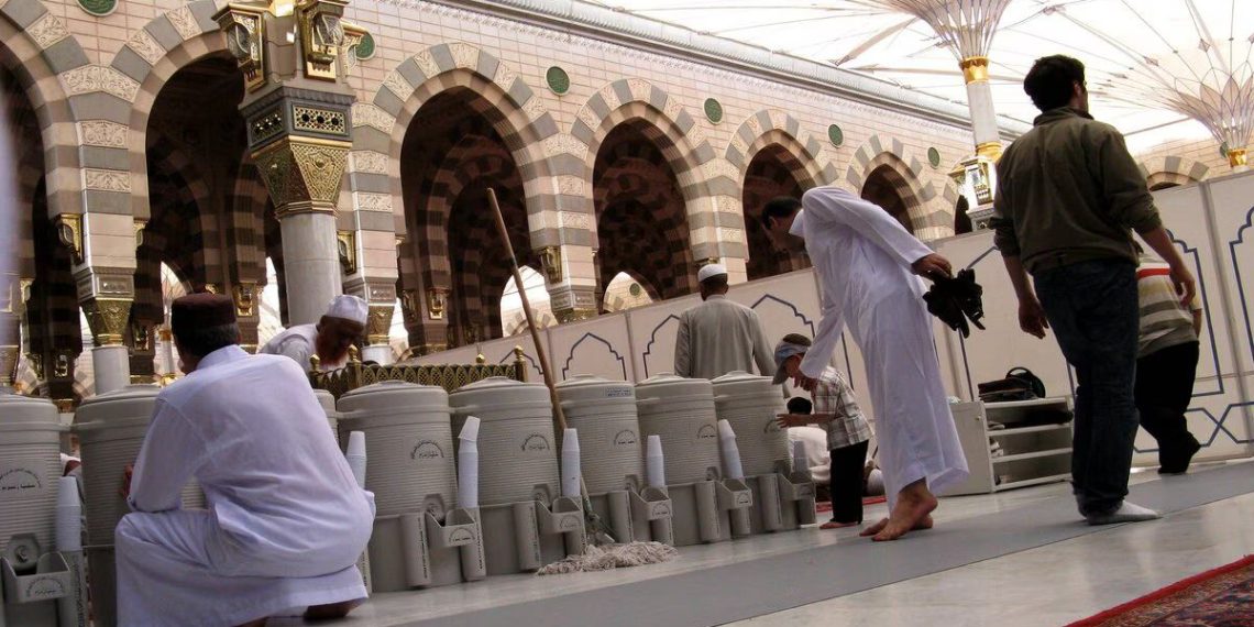 Begini Etika yang Dianjurkan Saat Minum Air Zamzam di Dua Masjid Suci