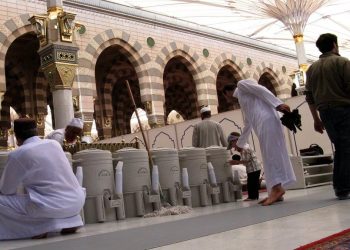 Begini Etika yang Dianjurkan Saat Minum Air Zamzam di Dua Masjid Suci