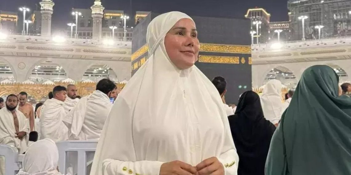Viral Transgender Pria Jalankan Umrah Berbusana Muslimah, Bagaimana Hukumnya?