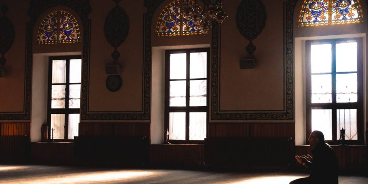 Khutbah Jumat: Mempersiapkan Bekal Menuju Kematian