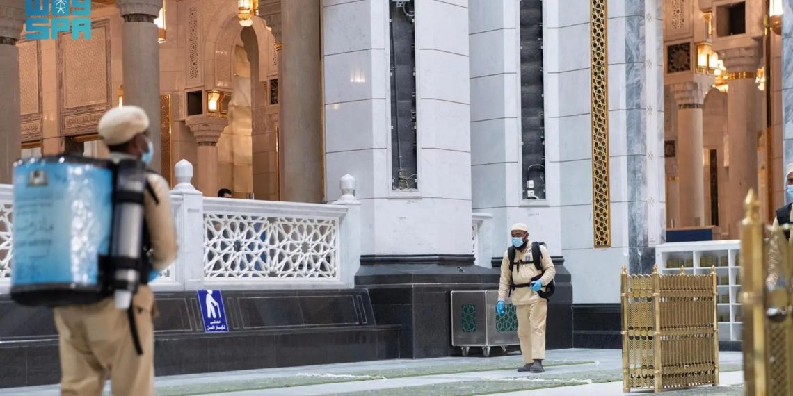 Mengintip Rutinitas Proses Pembersihan Karpet di Masjidil Haram