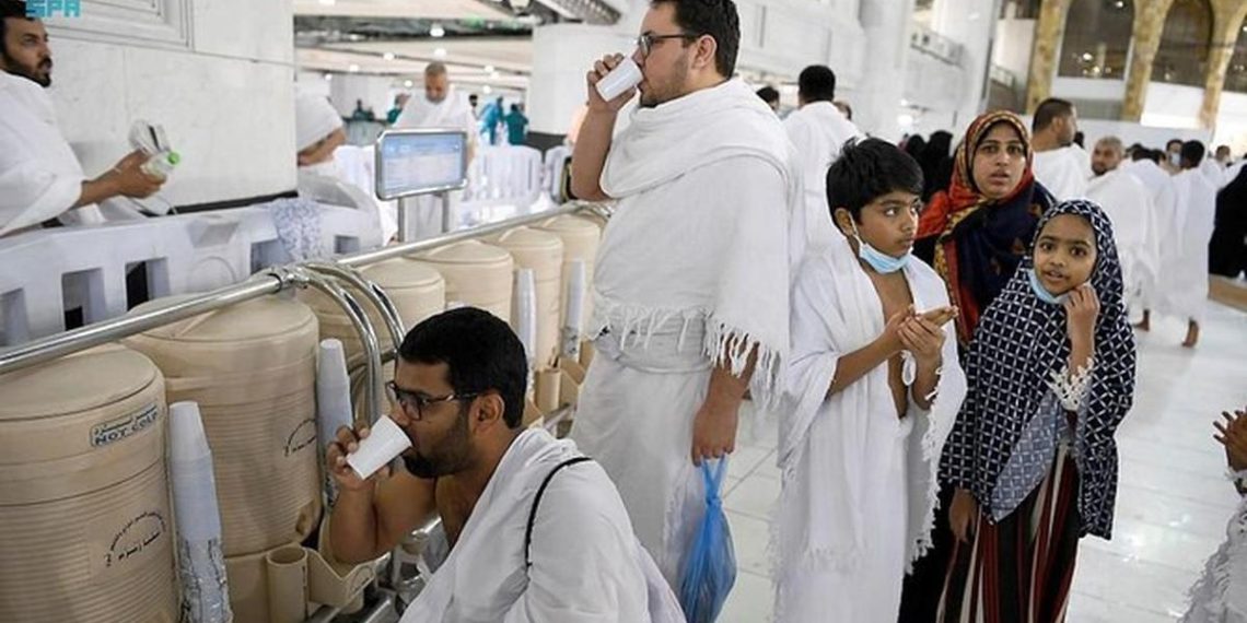 Dear Jemaah! Mohon Perhatikan Aturan Ini saat Meminum Air Zamzam di Masjidil Haram