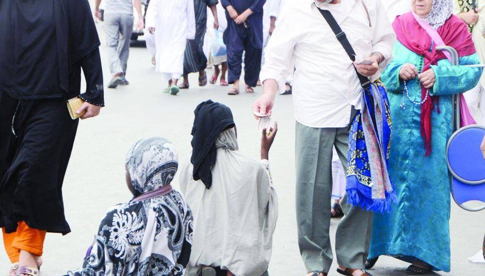 Jemaah Haji Umrah Diminta Tak Beri Uang ke Pengemis di Area Dua Masjid Suci