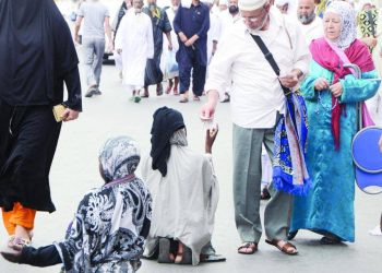 Jemaah Haji Umrah Diminta Tak Beri Uang ke Pengemis di Area Dua Masjid Suci