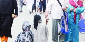 Jemaah Haji Umrah Diminta Tak Beri Uang ke Pengemis di Area Dua Masjid Suci
