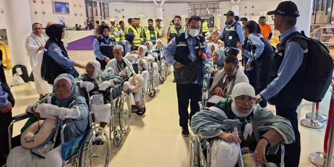Jemaah Lansia Dapat Fasilitas Bus Hidrolik dari Bandara Jeddah ke Makkah