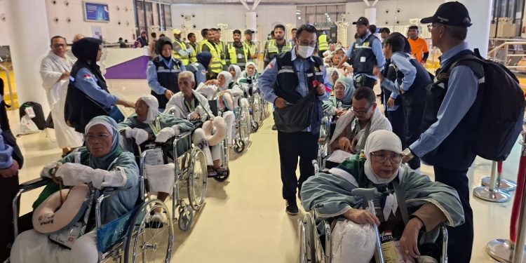 Jemaah Lansia Dapat Fasilitas Bus Hidrolik dari Bandara Jeddah ke Makkah