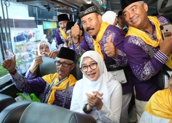 Dari Loper Koran ke Tanah Suci: Kisah Pak Dulhari Menabung 15 Tahun Demi Haji