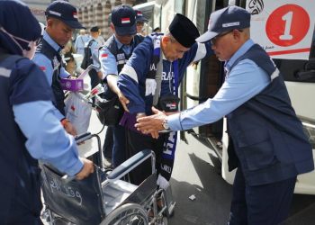 Jemaah Haji Indonesia Gelombang Pertama Tiba di Madinah, Disambut Haru dan Penuh Senyum