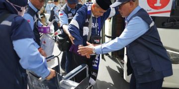 Jemaah Haji Indonesia Gelombang Pertama Tiba di Madinah, Disambut Haru dan Penuh Senyum