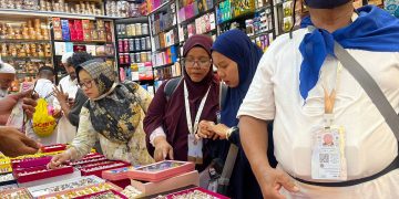 Serunya Jemaah RI Belanja Oleh-oleh di Pasar Kakiyah Makkah, “Kayak di Tanah Abang!”