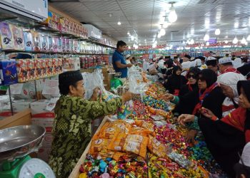 Buru Oleh-Oleh Murah di Madinah, Ini Lokasi & Tips Hematnya!