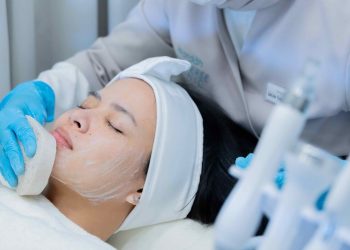 Wardah Hadirkan SKINVERSE CLINIC 2025, Perawatan Kulit Halal dengan Teknologi AI!