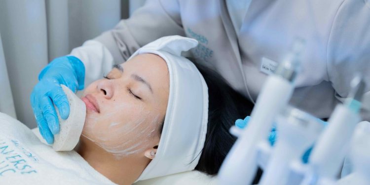 Wardah Hadirkan SKINVERSE CLINIC 2025, Perawatan Kulit Halal dengan Teknologi AI!