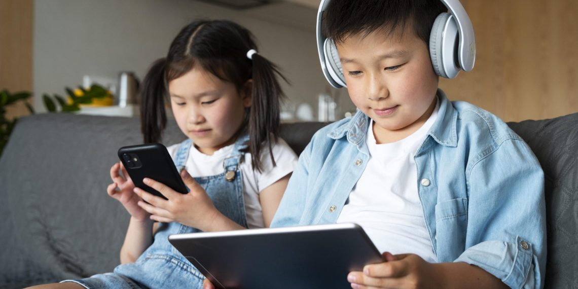 7 Gejala Anak Kecanduan Gadget, Orangtua Harus Tahu!
