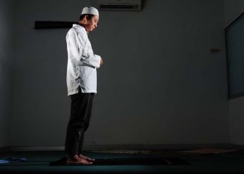Bolehkah Memejamkan Mata Ketika Shalat?