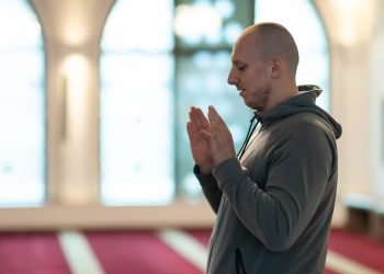 Salat Sambil Berkhayal, Apakah Sah Ibadahnya?