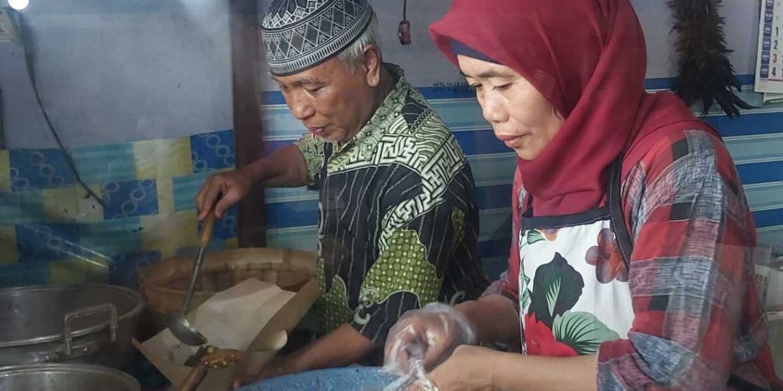 Di Bawah Pohon Rambutan, Doa Itu Dititipkan: Kisah Pasutri Penjual Gudeg Menjemput Panggilan Haji