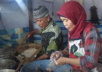 Di Bawah Pohon Rambutan, Doa Itu Dititipkan: Kisah Pasutri Penjual Gudeg Menjemput Panggilan Haji