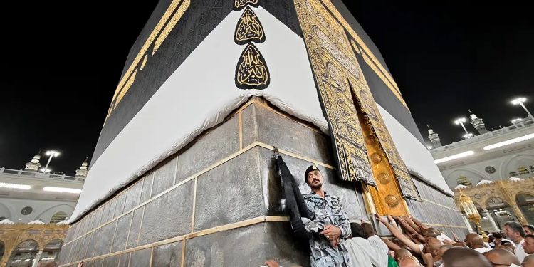 Tandai Dimulainya Musim Haji 2026, Ritual Tahunan Pengangkatan Kiswah Kembali Dilaksanakan
