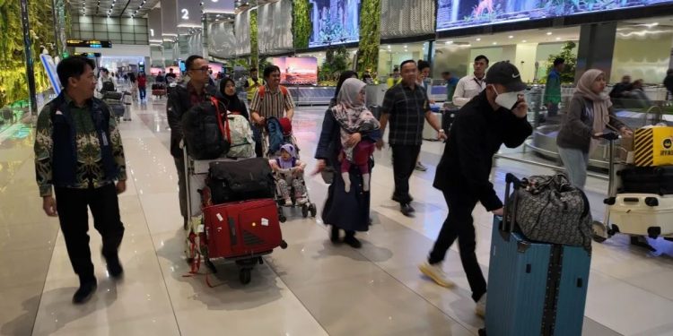 Kemlu Evakuasi 45 WNI dari Iran, Tiba Bertahap di RI