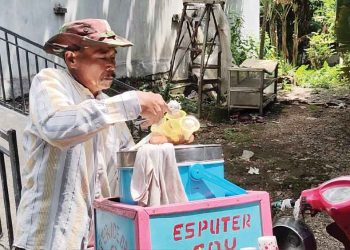 Perjuangan Menabung Selama 21 Tahun, Pedagang Es Keliling Ini Akhirnya Berangkat Haji