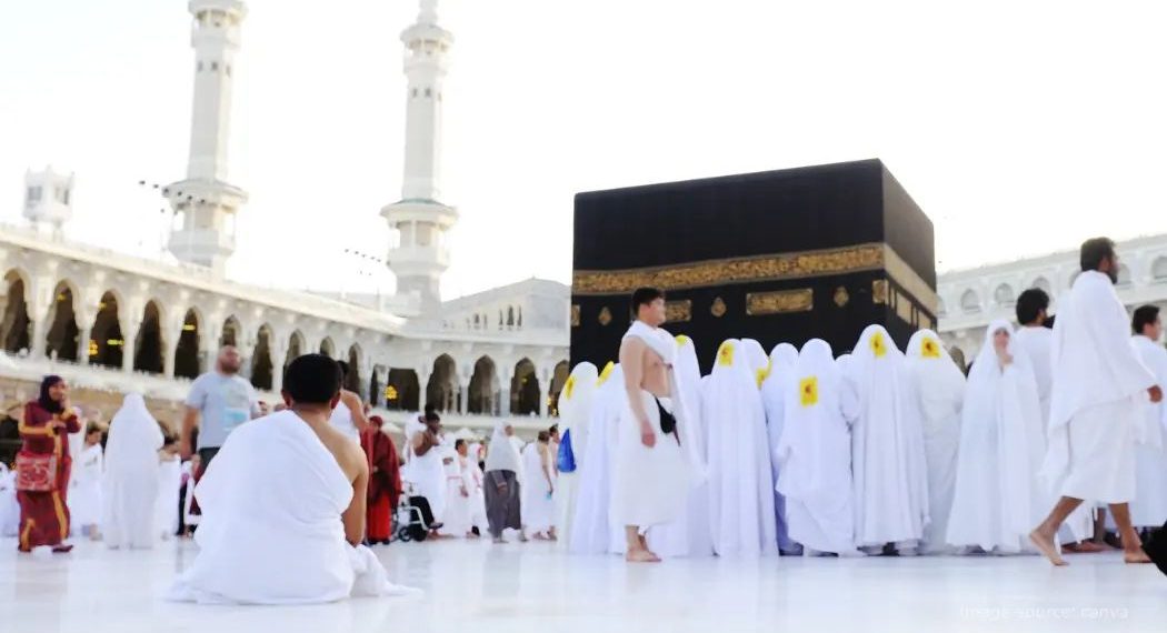 Makna Idhthiba, Sunnah Membuka Bahu Kanan Bagi Jemaah Laki-laki Saat Haji dan Umrah