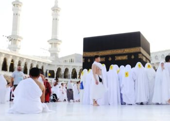 Makna Idhthiba, Sunnah Membuka Bahu Kanan Bagi Jemaah Laki-laki Saat Haji dan Umrah