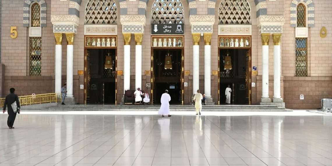 Cuaca Madinah Bisa Sangat Panas, Kok Lantai Masjid Nabawi Tetap Adem? Ini Jawabannya