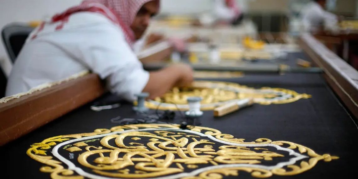 Begini 7 Tahap Pembuatan Kiswah Ka’bah, dari Sutra hingga Sulaman Emas