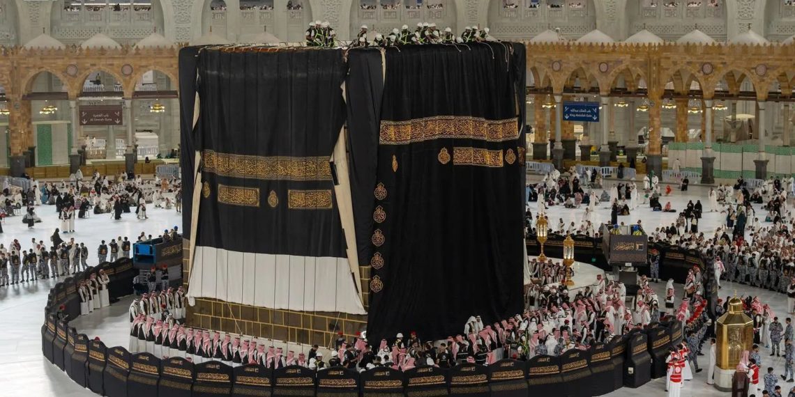 Ka’bah Kenakan Kiswah Baru Sambut Tahun Baru Islam 1448 H, Dibuat 11 Bulan dengan Benang Emas 24 Karat
