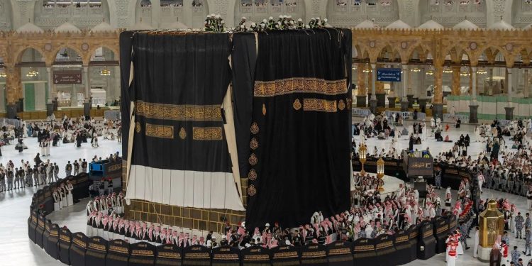 Ka’bah Kenakan Kiswah Baru Sambut Tahun Baru Islam 1448 H, Dibuat 11 Bulan dengan Benang Emas 24 Karat