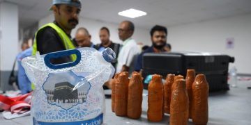 Jemaah Nekat Simpan Zamzam di Koper? Siap-siap Bagasi Dibongkar Paksa Petugas Bandara
