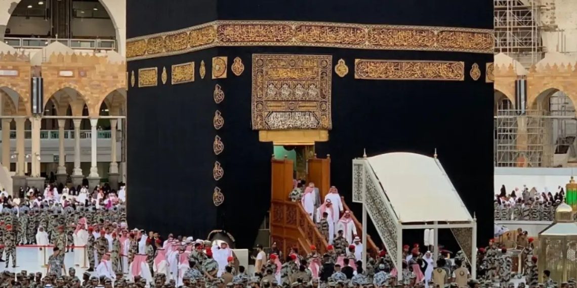 Begini Tahapan Pencucian Ka’bah yang Menjadi Tradisi Sejak Berabad-abad