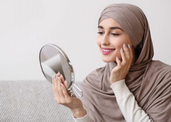 Boleh Berdandan, Tapi Jangan Berlebihan! Ini Aturan Berdandan dalam Islam