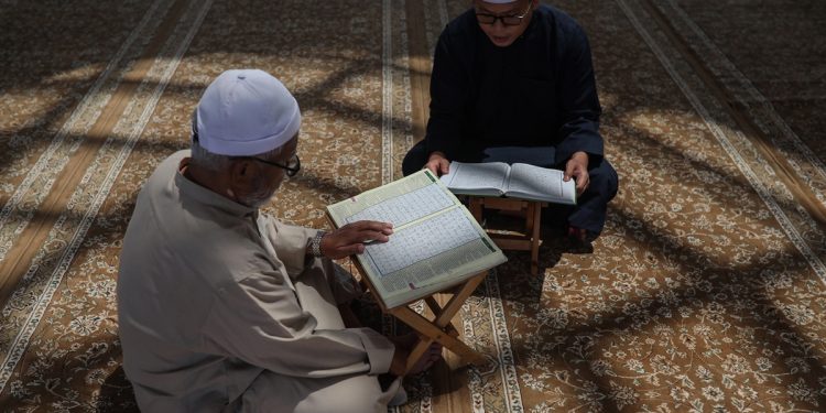 Saat Hidup Terasa Berat, Al-Qur’an Ajarkan 2 Cara agar Tetap Kuat untuk Menghadapinya