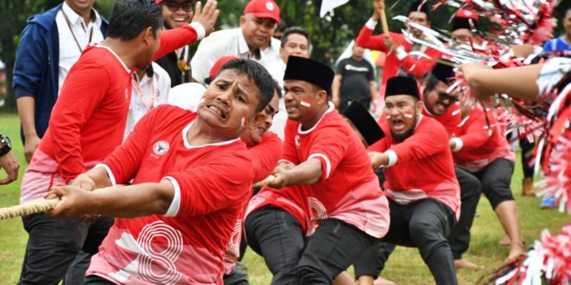 Laki-laki Pakai Baju Perempuan Saat Lomba Agustusan, Bolehkah? Ini Kata MUI