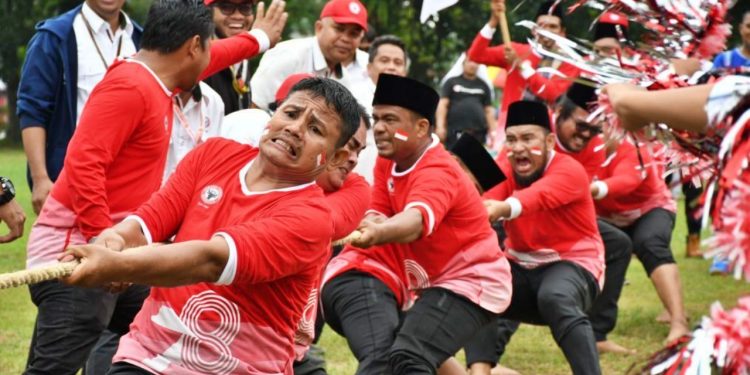 Laki-laki Pakai Baju Perempuan Saat Lomba Agustusan, Bolehkah? Ini Kata MUI