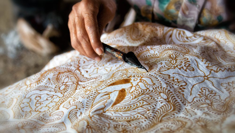 Batik Juga Punya Titik Kritis Halal, dari Gelatin hingga Malam Berlemak Hewani