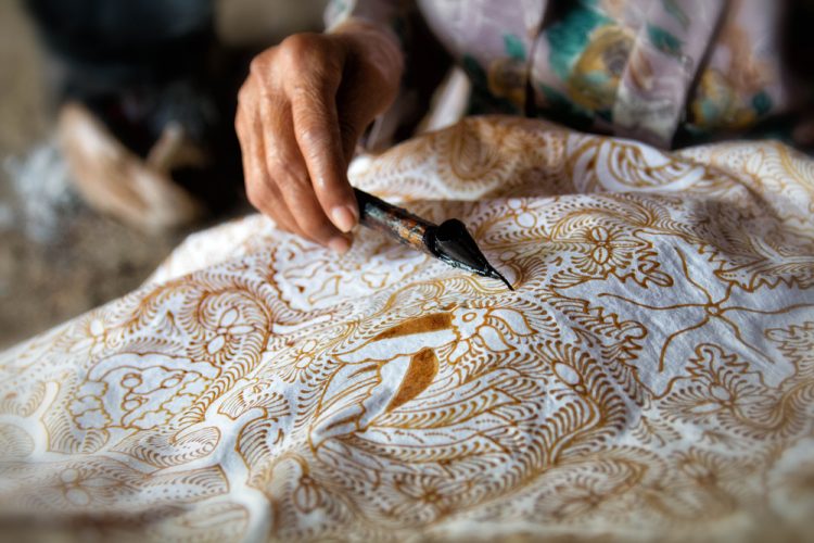 Batik Juga Punya Titik Kritis Halal, dari Gelatin hingga Malam Berlemak Hewani